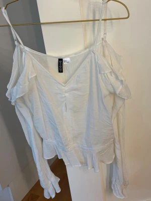 Super fin volang topp från h&m - Super fin volang topp från H&M i storlek s🤍, perfekt nu inför midsommar!!