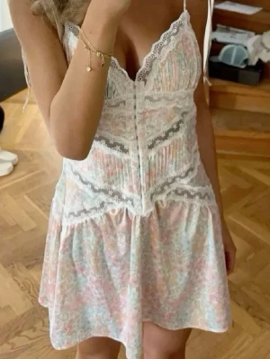 For love and lemons klänning - Ur snygg eftertraktad klänning frän märket for love and lemons. Den är storlek M men skulle defintivt säga att den är liten i storleken så om du vanligtvis har S så passar det. Perfekt till en sommarkväll eller midsommar. Kan posta fort vid direkt köp! Kontakta vid frågor ❤️