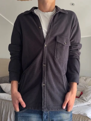 Brixtol Textiles overshirt - En riktigt snygg mörkgrå overshirt från Brixtol Textiles | Storleken är M | Nypris: 1100kr | Tveka inte på att höra av dig vid eventuella frågor och funderingar! | 