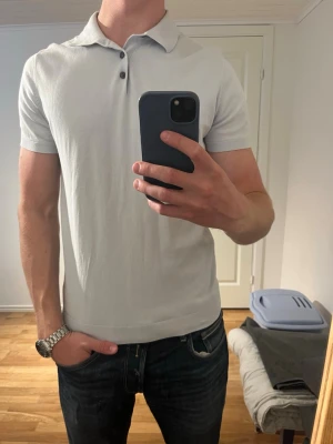 Ljusblå Massimo Dutti pike  -  Säljer denna sjukt snygga piken från Massimo Dutti⭐️ Färgen är ljusblå och storleken är M✅ Den har inga defekter och skicket är utomordentligt🙌🤝 Sjukt najs passform och passar perfekt till sommaren☀️🙌 Tveka inte på att höra av er dig vid minsta fråga eller fundering😊