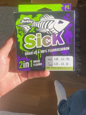 Berkley Sick 2in1 fiskelina - Berkley Sick 2in1 fiskelina med flätlina x8 och 100% fluorocarbon. Innehåller både braid (0.08mm, 150m) och fluorocarbon (0.25mm, 50m). Perfekt för olika fisketekniker och enkel att använda.