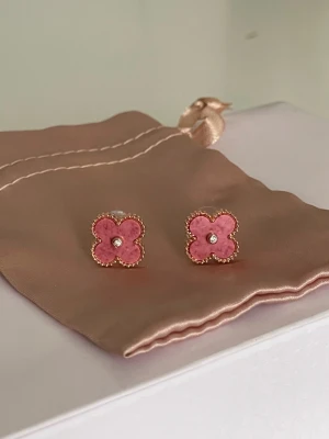 Rosa klöver örhänge  - Säljer dessa supergulliga klöverörhängen. Helt nya och oanvända. Tillverkade i rostfritt stål och 18K guldpläterade🩷