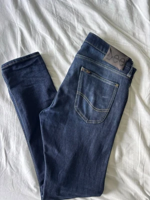 Lee Jeans - Snygga mörkblåa jeans från lee i modellen luke. Storlek 30/32 sitter slum