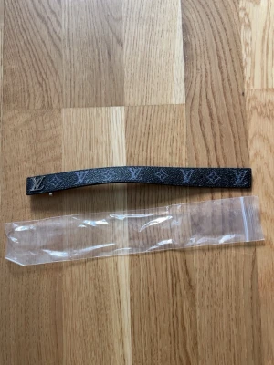 armband - Säljer ett par fina armband i färgen svart i en helt ny skick 