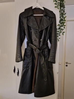 VINTAGE Trenchcoat 100% getskinn - En trenchcoat med rökta getskinn till 100%. Tillverkad i Malung.