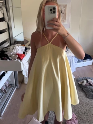 NA-KD klänning - söt klänning från Nakd, går att knyta i ryggen🥰Passar xs-M