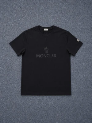 Svart Moncler t-shirt med logga - Snygg svart t-shirt från Moncler med diskret logga tryckt på bröstet och Moncler-märke på ärmen. Klassisk rund hals och korta ärmar. Perfekt till jeans eller shorts för en clean och stilren look. Följ vår insta @MarknadSveriges. Finns i S, M och L