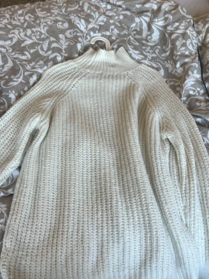 Vit polotröja från Lager 157 - Säljer en krämvit stickad polotröja från Lager 157 storlek S. Tröjan har en hög polokrage, grovstickad struktur och långa ärmar. Perfekt för kalla dagar och enkel att matcha med olika outfits. Aldrig använd