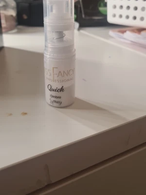 Miss Fancy Quick Ombre Spray - Miss Fancy Quick Ombre Spray är en spray för naglar som gör det enkelt att skapa snygga ombre-effekter. Har använt 1-2 ggr. Den är ungefär halvfull när man köper den ny. Flaskan är vit med genomskinligt lock och har en smidig sprayfunktion. Perfekt för dig som vill fixa kreativa nageldesigner hemma.