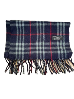 Burberry halsduk - Burberry halsduk! Trendigaste halsduken på marknaden. Ny pris flera tusen mitt pris 399, kan absolut diskuteras! Det är toppen skick på den, inga defekter! 100% Lambswool