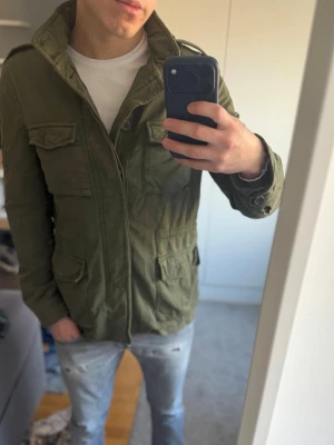 Circolo 1904 jacka  - Hej, säljer nu denna otroligt snygga field jackan från de italienska märket cicolo 1901. Fint skick, snygg färg som passar perfekt nu till våren!