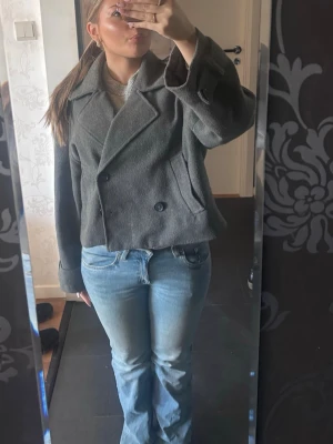 Grå kappa  - Jätte fin grå kappa som passar perfekt till våren, det ör storlek S men tycker den känns ganska stor i storlek 