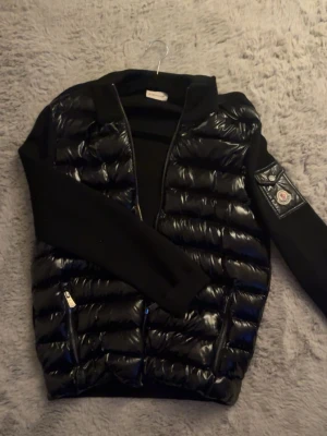 Moncler cardigan - Storlek L. Passar mellan 175-185cm. 65-78kg. Fraktar samma dag!📦