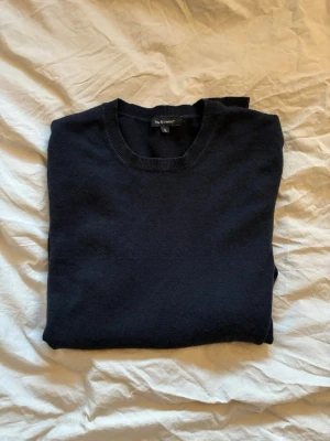 Mörkblå stickad tröja Pull & Bear - En stilren mörkblå stickad tröja från Pull & Bear med rund halsringning och långa ärmar. Tröjan är enkel i modellen och passar perfekt till lager-på-lager. Mjuk och skön kvalitet som håller dig varm under kyliga dagar. 100% cashmere!OBS: Tröjan är i storlek L men skulle säga att den passar M/S.