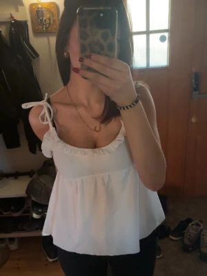 Vit Linnetopp Med Volang  - Söt vit linnetopp med volangkant och knyt på axlarna, strl L men perfekt enligt mig💕Använd 1 gång om ens det