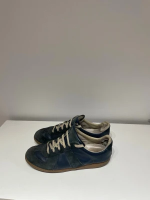 Maison Margiela gats - Ett par beat Maison Margiela gats, slitningar i hälen som äver framgår på bilderna, sulan är även nött och det finns ett par små hål i sulan också. Men skorna har mycket kvar att ge. Dustbagsen följer med. Skorna är självklart äkta✌️ Pris kan i viss mån diskuteras!