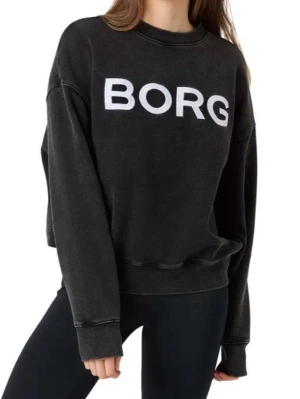 Björn Borg Oversized Logo Sweatshirt - Sweatshirt från Björn Borg med stor vit logga på bröstet. Oversized passform, rund halsringning och långa ärmar. Perfekt för en avslappnad och sportig stil. Använd fåtal gånger, mycket fint skick! NYPRIS: 1199kr🖤Färg: Washed Out Black🖤