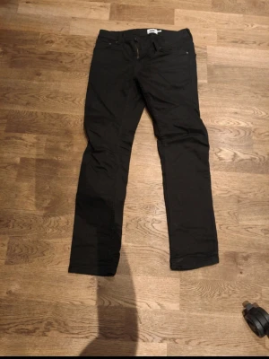 Svarta jeans  - Säljer ett par svarta jeans som inte används längre, köpt från lager 157. Skriv vid funderingar!