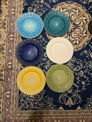 6 st mateus tallrikar  - Köpta på vinted, ångrade mig i efterhand. Finns en skada på undersidan av den vita tallriken, skriv för fler bilder! Säljer för samma pris som jag köpt dem, så vill inte gå i vinst på detta.