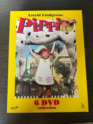 Pippi Långstrump 6 dvd collection  - Pippi Långstrump 6 DVD Collection med filmatiseringarna av Pippi, Tommy och Annikas äventyr i Villa Villekulla. Innehåller extramaterial som intervju med Inger Nilsson, presentation av Pippi Långstrump produktionen och sånger. Speltid: 356 minuter. Produktionsår: 1969.  Finns på språk: Svenska, Danska, Norska, Finska   OBS!! skivorna är begagnade så det kan förekomma repor/hairlines på skivorna, men då jag kollar igenom alla filmer jag säljer garanterar jag att alla funkar felfritt om inget anna