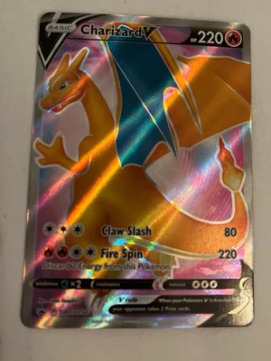 Charizard V holo Pokémonkort - Säljer ett Charizard V Promo Pokémonkort. Kommer från setet: brilliant Stars som är en del av Sword & Shield. Super bra skick. Kommer med sleeve och toploader som skydd.