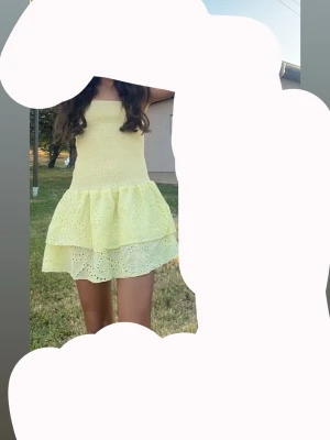 Supersöt rosa klänning - Säljer en jättefin likadan klänning (FAST I EN ROSALILA FÄRG) som är perfekt inför sommaren!! Ribbad upptill med volang nertill, tveka inte att höra av er för bilder! Står inte storlek men skulle tippa på XS/ XXS (lånad bild)