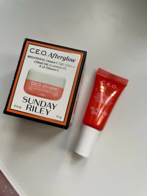 Sunday Riley C.E.O. Afterglow Gelkräm & serum  - Fräsch gelkräm med vitamin C från Sunday Riley, C.E.O. Afterglow. Kommer i en orange och vit tub samt originalförpackning. Perfekt för att ge huden lyster och återfuktning. Innehåller 15% vitamin C och har en lätt, gelaktig konsistens.