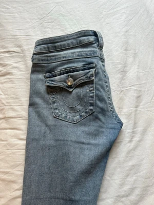 True religion  - Superfina true religion jeans! Älskar verkligen dessa jeans de är så sjukt snygga men kommer tyvärr inte till användning längre. Har någon fläck på låret men är ganska säker på att den går bort i tvätten, gör den inte det så sänks priset såklart men är 99% säker på att den går bort! Tvättar såklart jeansen innan de skickas iväg💞har klippt av en liten del av benen då de var för långa men skulle säga att det passar mig bra som är ca 164☺️