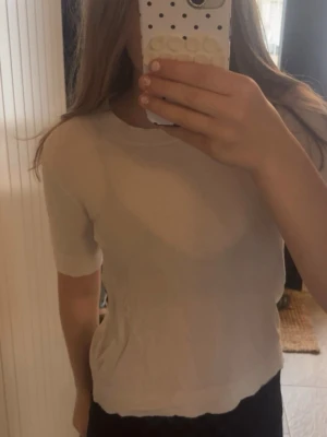 Beige stickad topp - Enkel beige topp som är små stickad💞