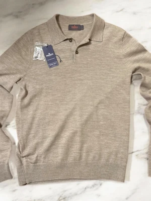 Morris tröja - En riktigt schysst Morris tröja i 100 % merino ull, är aldrig använd och kommer med prislappen och extra knapp och tråd. Hör av dig vid minsta fundering och jag fraktar alltid en till två dagar efter beställningen!  Pris kan diskuteras vid snabb affär😊