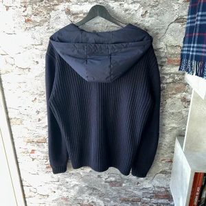 Boggi Milano Cardigan - Mycket bra skick, lite nopprig bara! Passar dig som är mellan 183-193cm ungefär. Nypris ca 3000kr. Modellen är 185 cm, 75kg. Passar bra nu till våren! Skriv för mer information!🤝