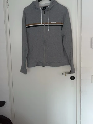 Hugo boss kofta  - En mycket fin och tunn Hugo boss kofta. Som passar perfekt till sommaren, med inga skador på och som jag rekommenderar starkt!
