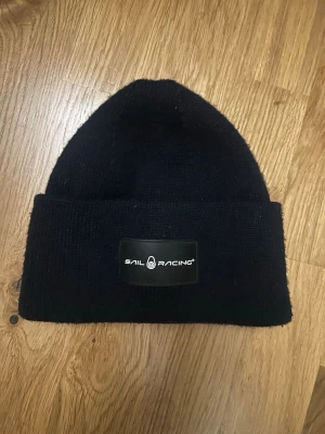 Sail Racing mössa  - Blå mössa från Sail racing i fint skick, nästan oanvänd 