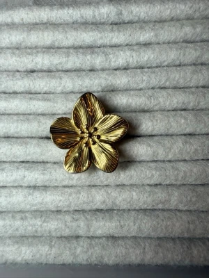 Blom ring - Superfin guldig blom ring❤️