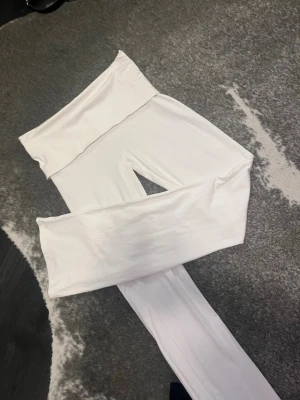 Vita yoga pants från ginatricot - Vita yogapants från Gina tricot i storlek 158/164 helt oanvända.🥰🥰