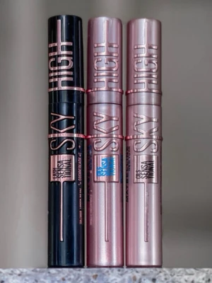 Maybelline Sky High Mascara trio - Säljer tre stycken Maybelline Lash Sensational Sky High mascaror. Dom är helt nya, man kan välja att köpa 1 av dom eller 2 av dom eller alla, jag kommer lägga ut priset för alla 3 men ni får komma för veta pris på 1 eller 2 