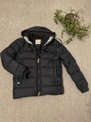 Mörkblå Moncler jacka - Säljer min riktigt schyssta dunjacka från Moncler. Jackan är mörkblå och har en ihopfällbar luva med snören 🔵 | jackan passar S | jackan har några små hål på ena ärmen som man kan se på sista bild | skriv gärna vid frågor ✨🙌