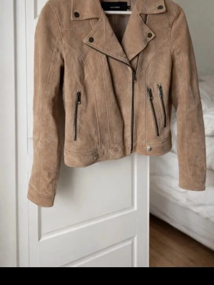Vero Moda biker mockajacka | äkta läder | stl M | nyskick - Helt ny biker mockajacka i äkta läder (sheep leather) från Vero Moda 🤎  • 100% äkta läder • Storlek M • Aldrig använd – nyskick • Nypris ca 1500 kr  Tidlös biker-modell med sned dragkedja och snygga detaljer. Perfekt till jeans, kjol eller klänning – funkar både vår och höst.  Säljs pga garderobsrensning.  💬 Skriv gärna vid frågor 💰 Rabatt vid snabb affär