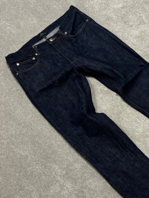 A.P.C Selvage Jeans - APC Jeans | Modell: Petite New Standard | Skick 9/10 mycket bra | Nypris ca 3000kr | Mitt pris 799kr | Midja: 42,5cm | Ytterbenslängd: 97cm | Benöppning: 17,5cm | Lår: 30cm | Kom gärna pm vid frågor eller funderingar | Postas eller möts upp i Gävle!