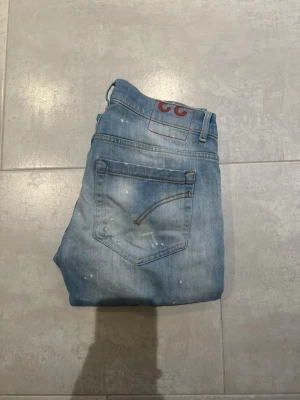 Dondup jeans  - Knappt använda inprincip nyskick, slitningarna är meningen. Köpts för 3500kr säljer för 800kr storlek w33