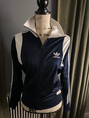 Adidas Zip - Jätte snygg o vintage xD