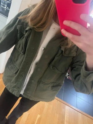 Grön jeansjacka från Gina Tricot - Grön jeansjacka från Gina Tricot med fyra fickor framtill och knappar. Inga defekter🫰🏻💞