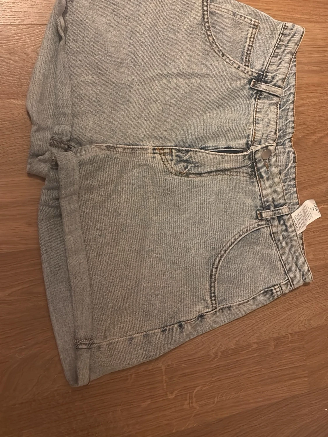 Ljusgrå denimshorts med hög midja