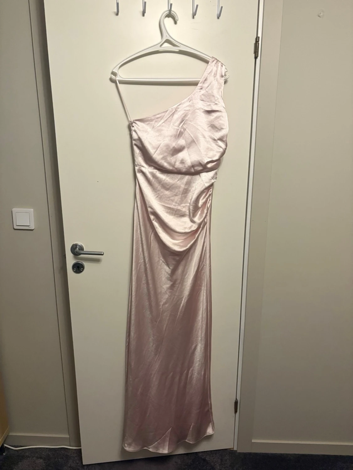 Ljus oneshoulder långklänning - 3