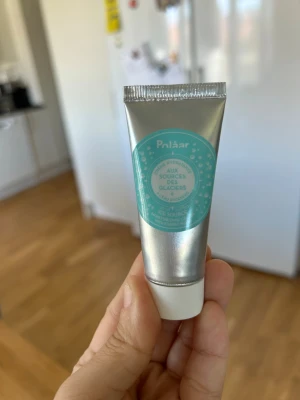 Polaar Ice Source fuktighetskräm - Polaar Ice Source Moisturizing Cream i en silverfärgad tub med turkos etikett. Krämen innehåller 95% naturliga ingredienser och är framtagen för att återfukta huden. Smidig att ta med och perfekt för daglig hudvård.