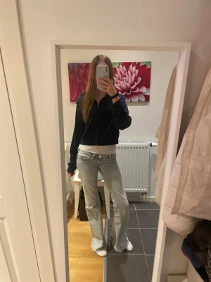 Mörkblå zip hoodie i velour - Säljer en snygg marinblå hoodie i storlek L men skulle säga att den passar Xs. Croppad modell som passar perfekt till jeans eller kjol. 💕