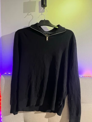 Jack & Jones zip-up - Säljer min zip-up från Jack & Jones. Den är i bra skick och inga skador på den. Den är k storlek S och sitter bra.