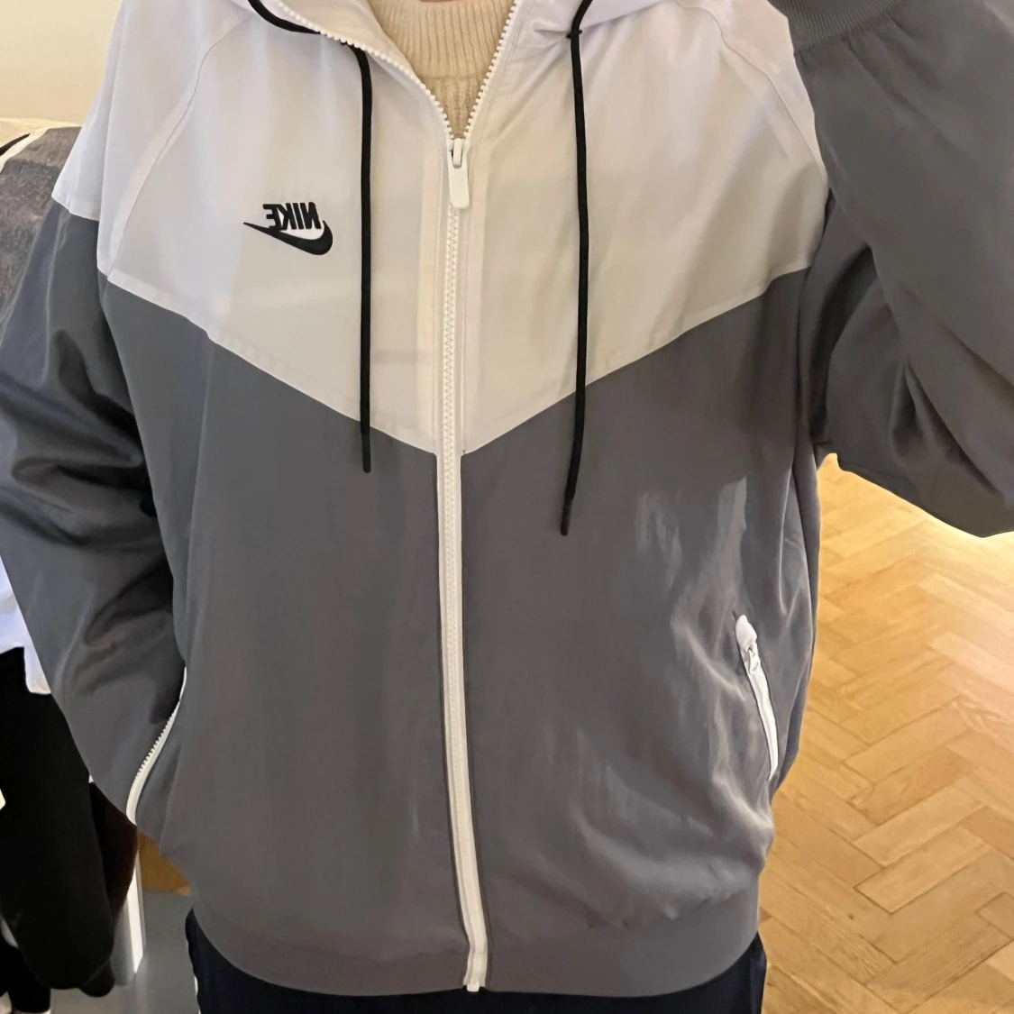 Grå och vit vindjacka från Nike