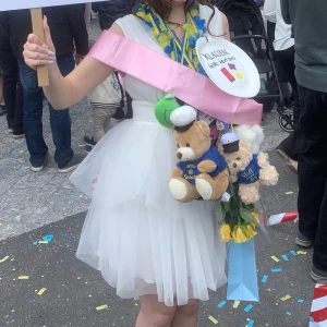 studentklänning - vit klänning från gina tricot. använd en gång! 🤍