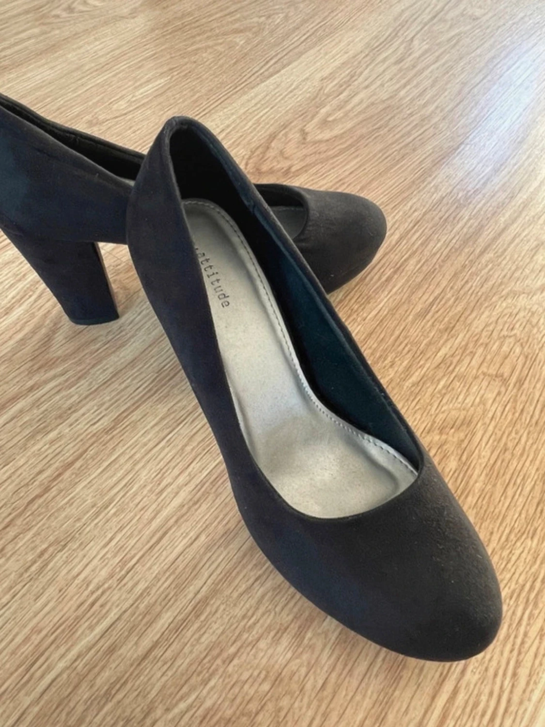 Svarta pumps från Attitude